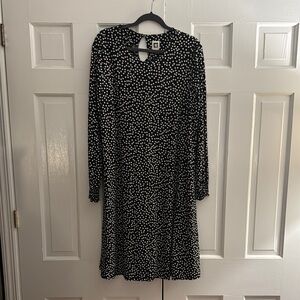 Anne Klein Black and White V-Neck Long Sleeve Sweater Dress